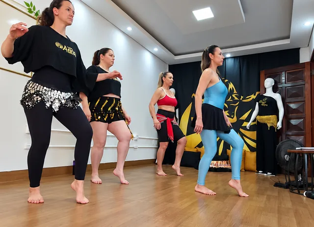 Turma praticando no estúdio