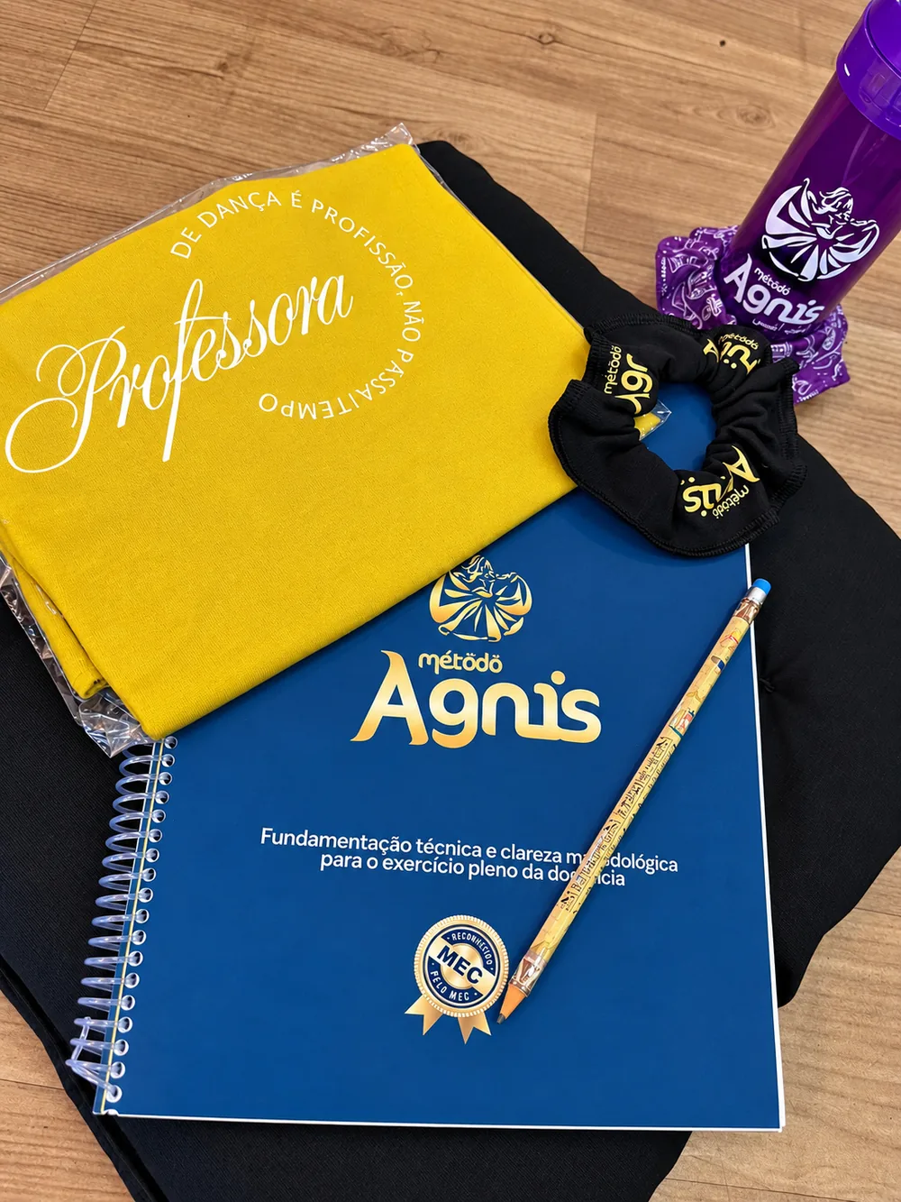 Material da formação: apostila do Método Agnis, camiseta, garrafa e lápis